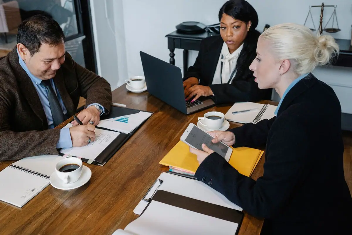Asesores de itres60 en una reunión de trabajo alrededor de una mesa